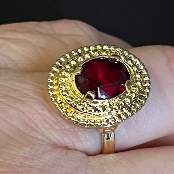 Vintage Sarah Coventry Ruby Red Cocktail Ring – ©SARAH Hallmark – Adjustable - Picture 6 of 10
